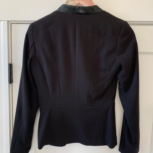 🖤 Fitted H&M Black Blazer with Leather Lapel - Picture 5 of 5